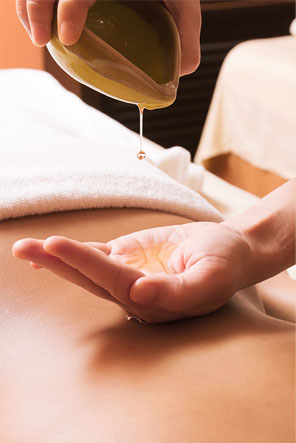 Energetische Behandlung durch Massage mit biodynamischen Ölen
